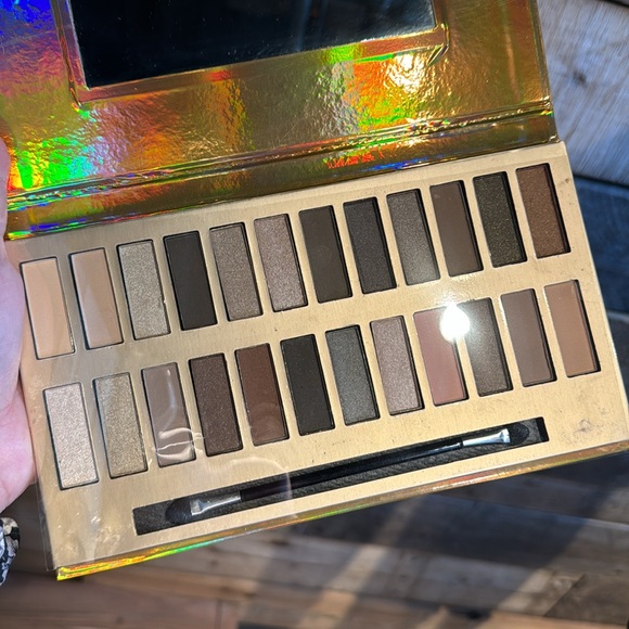 Anything But BASIC Nude Eyeshadow Palette - Picture 2 of 3
